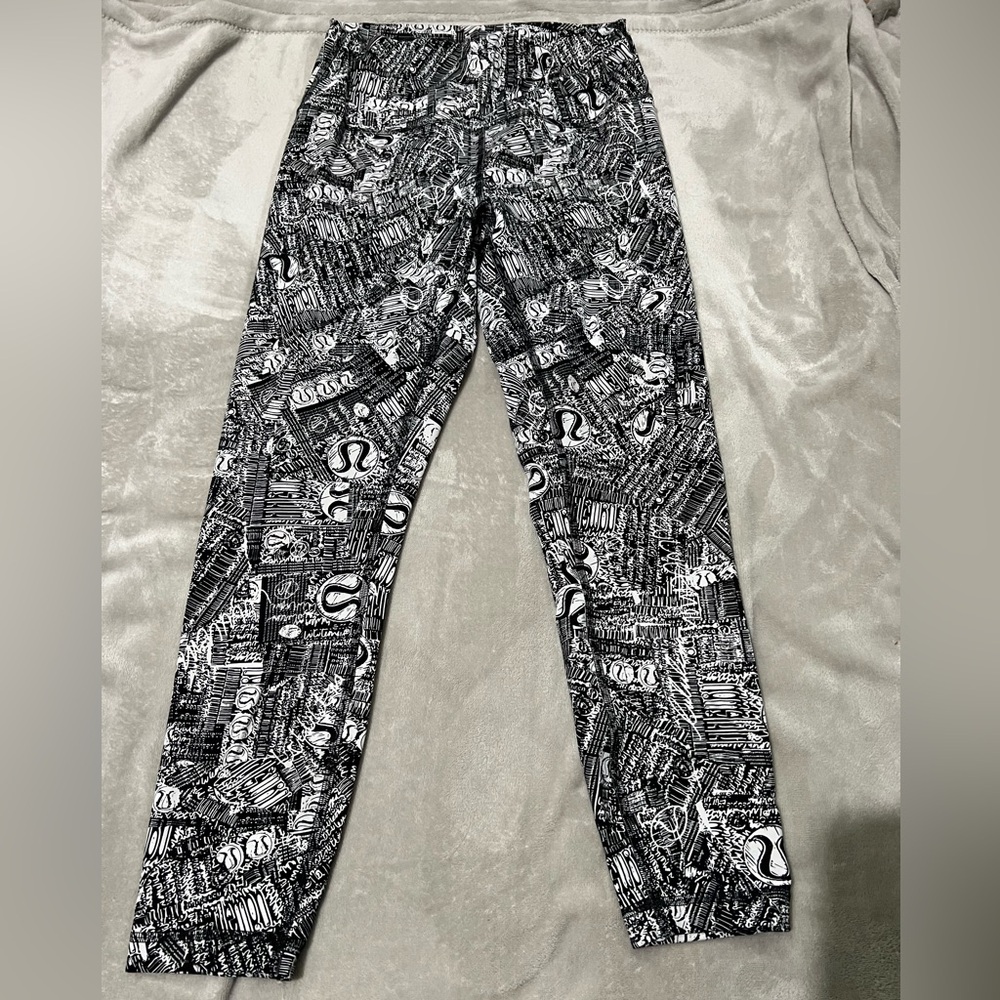 Lululemon Wunder Train High-Rise Tight 25"
Tear It Up Alpine White Black
